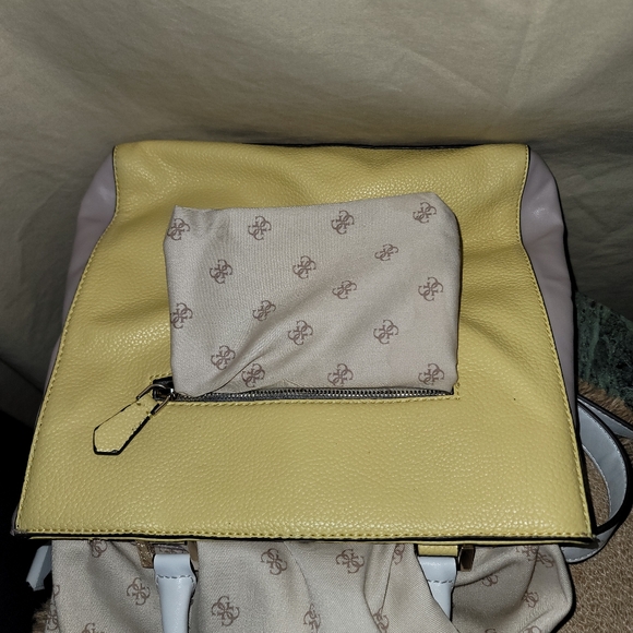 Guess purse - Picture 12 of 12